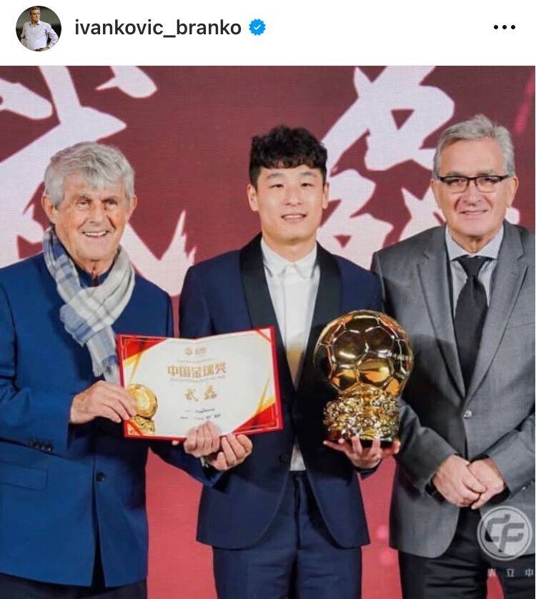  出席中國金球獎(jiǎng)?lì)C獎(jiǎng)儀式，伊萬曬與武磊、米盧同框照片