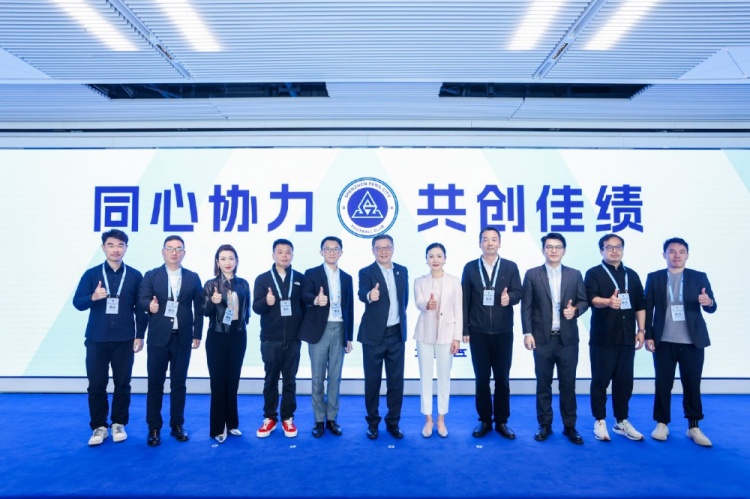  足球報(bào)：10家企業(yè)捧場新賽季出征儀式，深圳新鵬城進(jìn)一步做強(qiáng)做優(yōu)