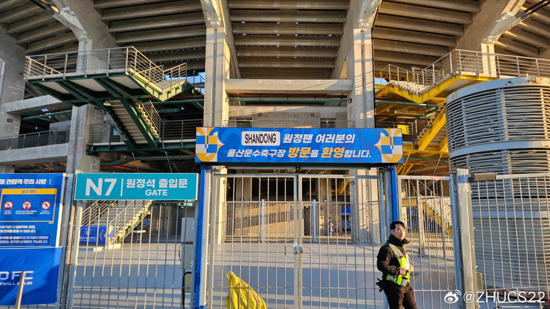  博主：蔚山現(xiàn)場(chǎng)工作人員、轉(zhuǎn)播車(chē)、安保在準(zhǔn)備撤場(chǎng)，場(chǎng)外一片安靜