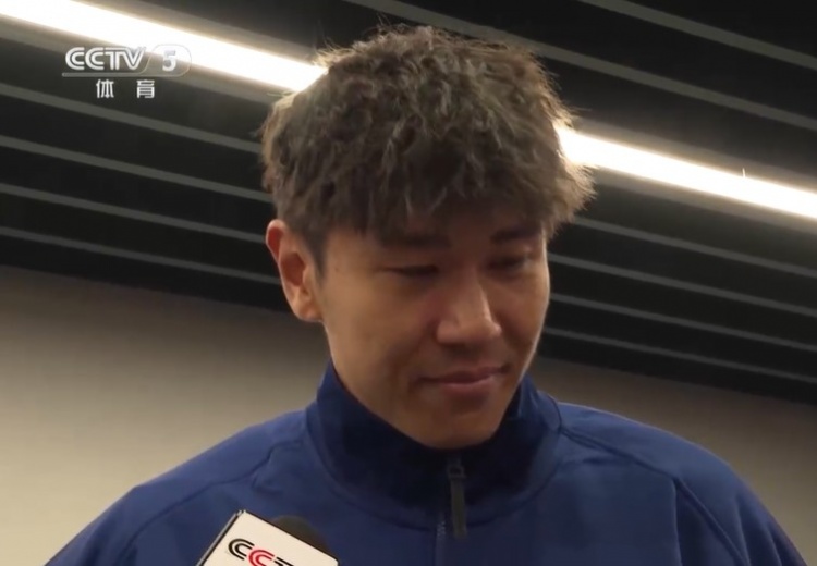  鐵漢柔情！三鎮(zhèn)球員劉奕鳴探望患病小球迷時(shí)哽咽