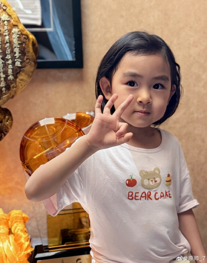  三分大賽三冠王！原帥曬三冠獎(jiǎng)杯：完成了女兒給安排的任務(wù)！