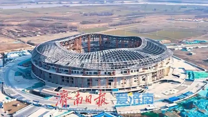  魯媒：戴上1.6萬(wàn)噸“鋼鐵巨冠”，黃河體育中心球場(chǎng)完成屋蓋施工