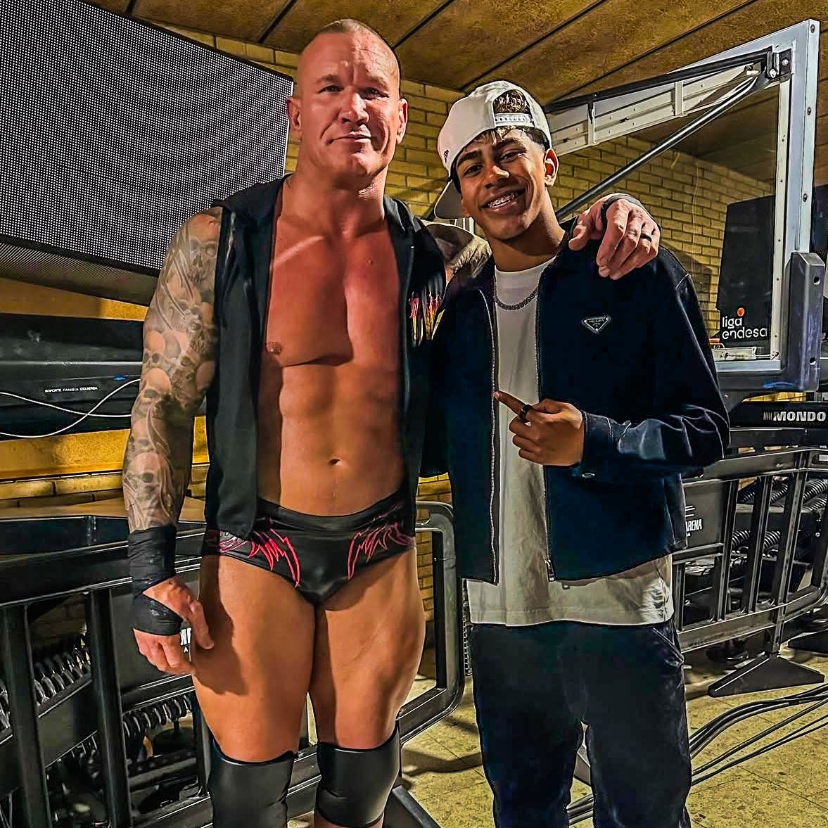  小心RKO！亞馬爾現(xiàn)場觀戰(zhàn)WWE，和奧爾頓、Triple H等合影