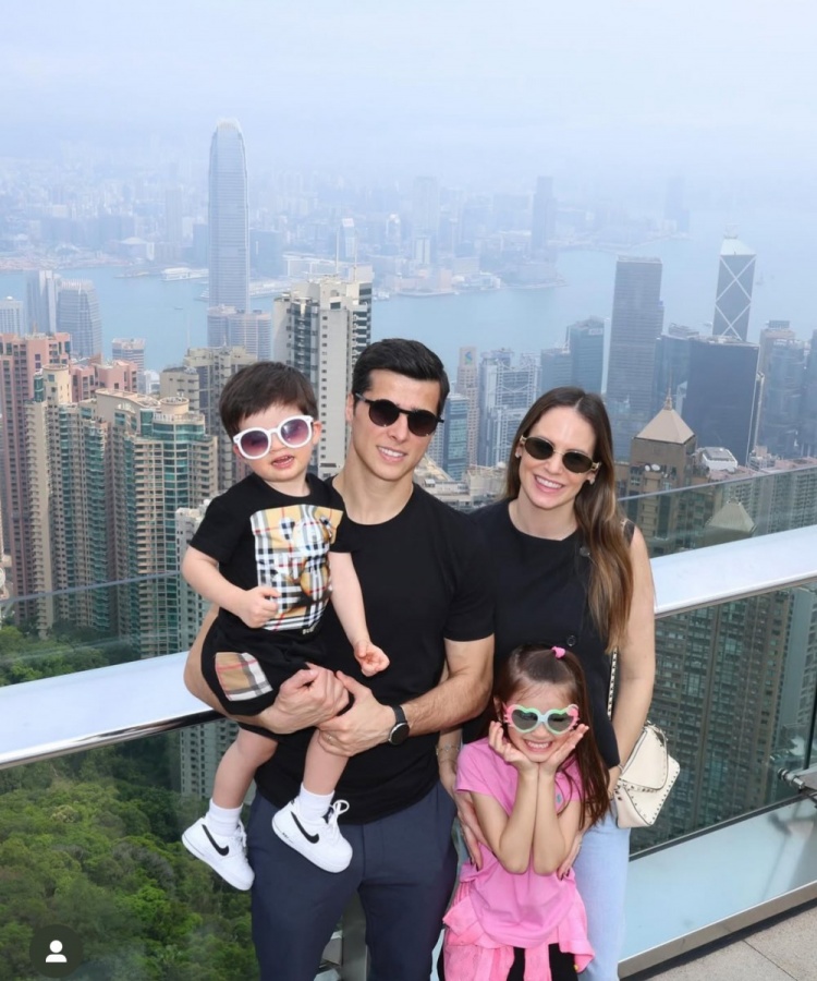  特謝拉帶家人赴中國香港過周末，陳晉一留言：這是個好地方
