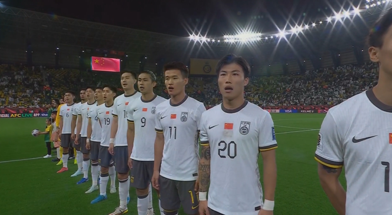  大戰(zhàn)一觸即發(fā)！賽前國(guó)歌儀式，國(guó)足首發(fā)11人高唱國(guó)歌