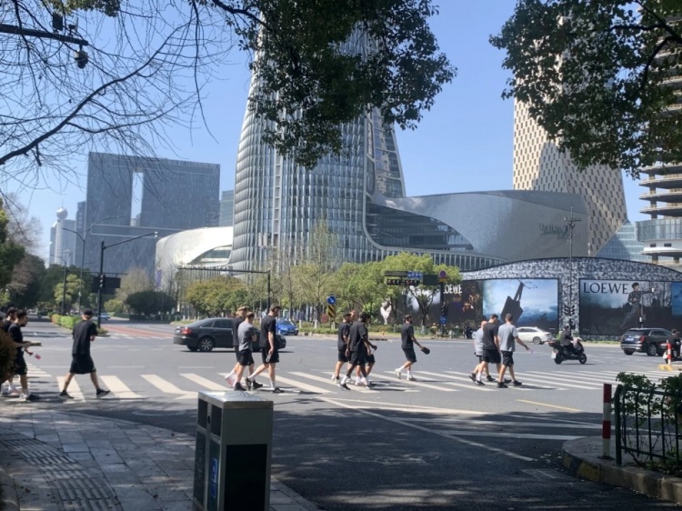  心態(tài)放松，有網(wǎng)友拍到澳大利亞隊(duì)早上在萬象城citywalk