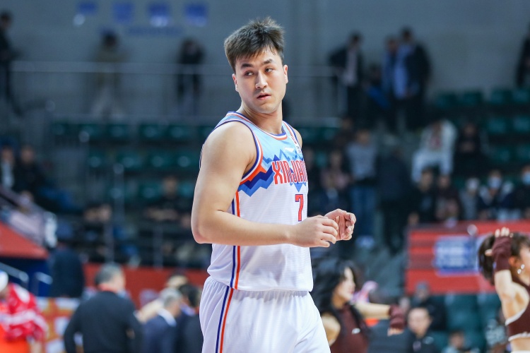  防到5犯被提前罰下！艾孜麥提全場9中3 貢獻(xiàn)9分1板1斷