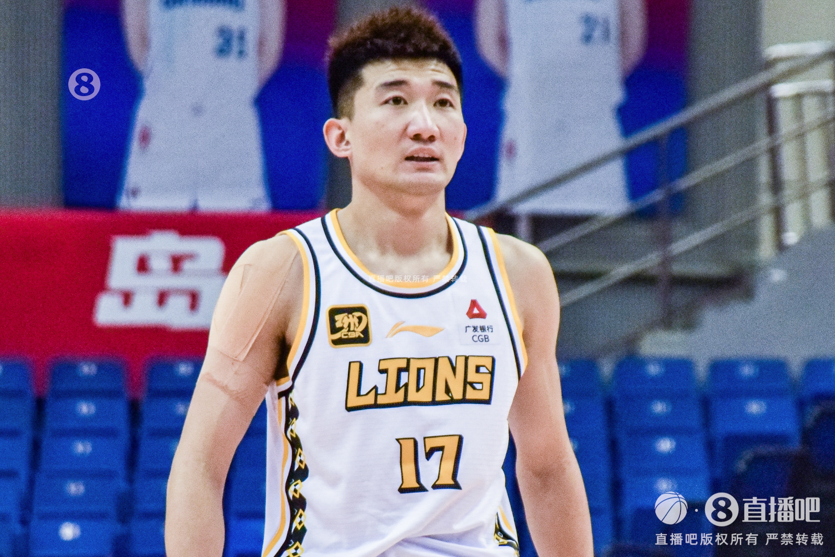  效率太低！孫銘徽15中4拿到15分4板12助2斷1帽 5次犯規(guī)
