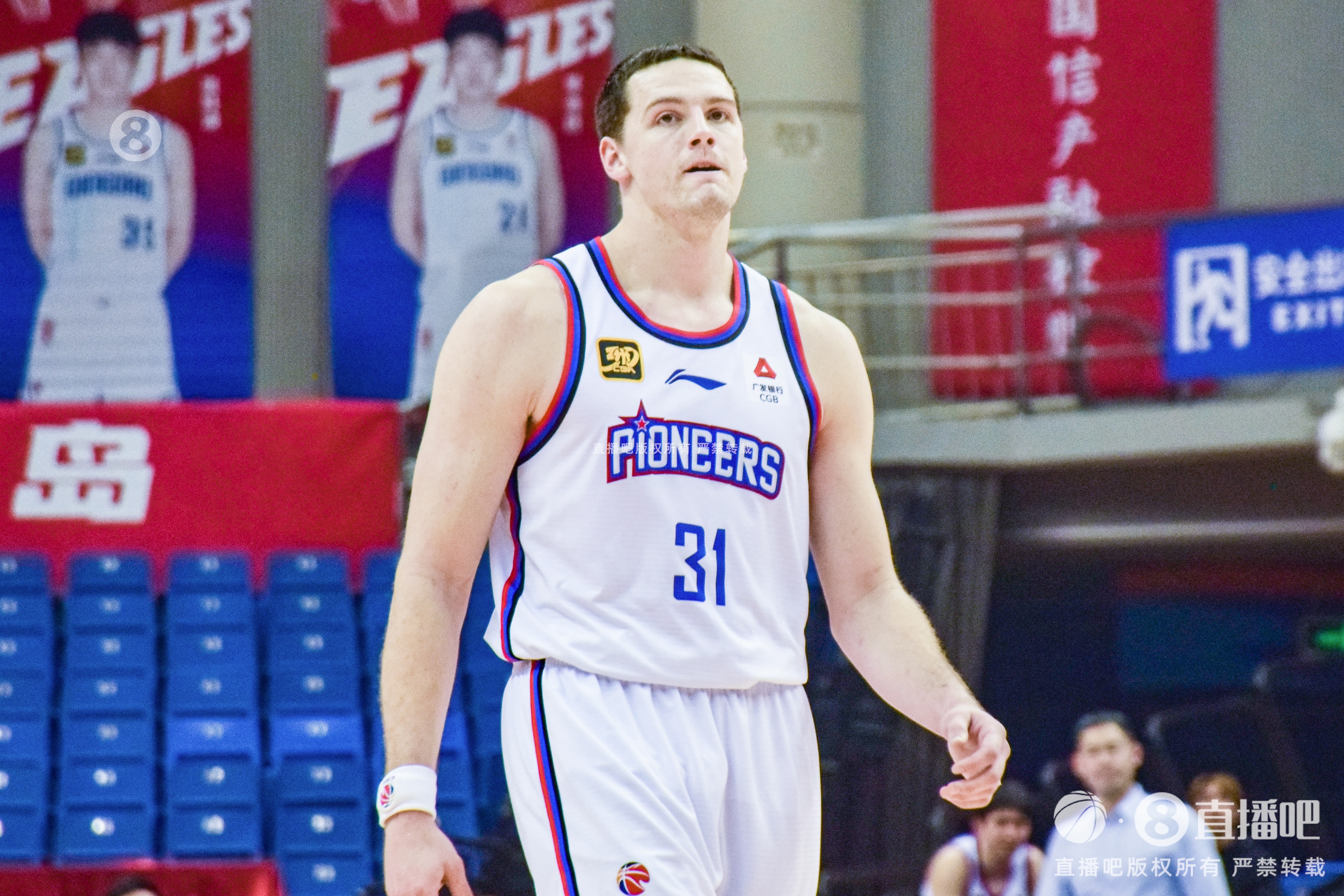 手感來遲了！大衛(wèi)-詹姆斯19中7&三分10中4拿到18分15籃板
