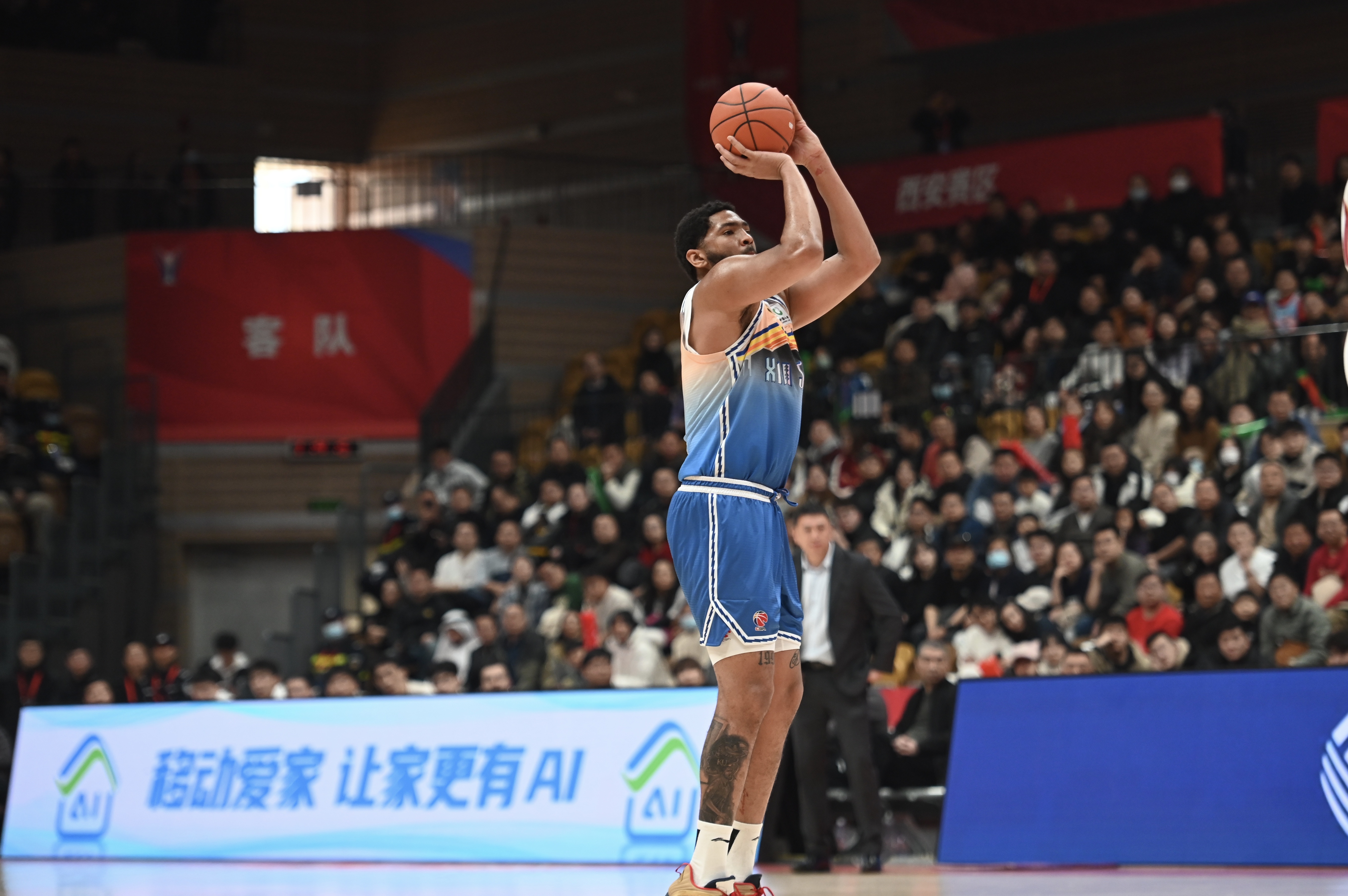  手感火熱！勞森半場7中6高效砍下17分5籃板 首節(jié)15分